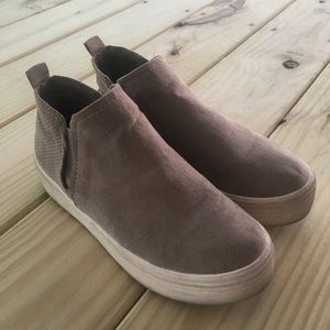 Universal thread size 6.5 platform slip on pump